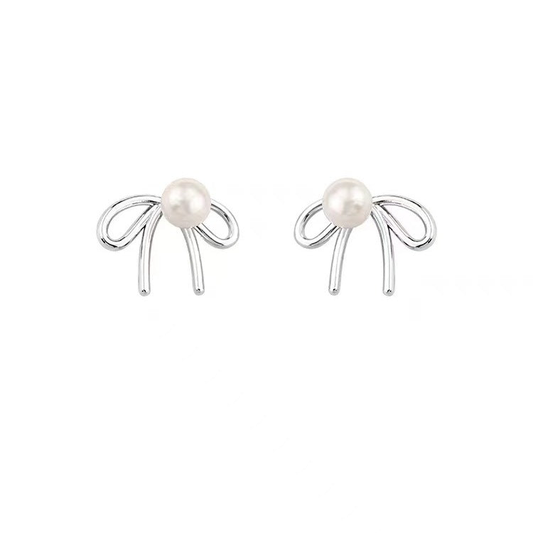 Orecchini a perno in argento sterling 925 con perle a forma di conchiglia e fiocco, design elegante e raffinato di Valstrend.
