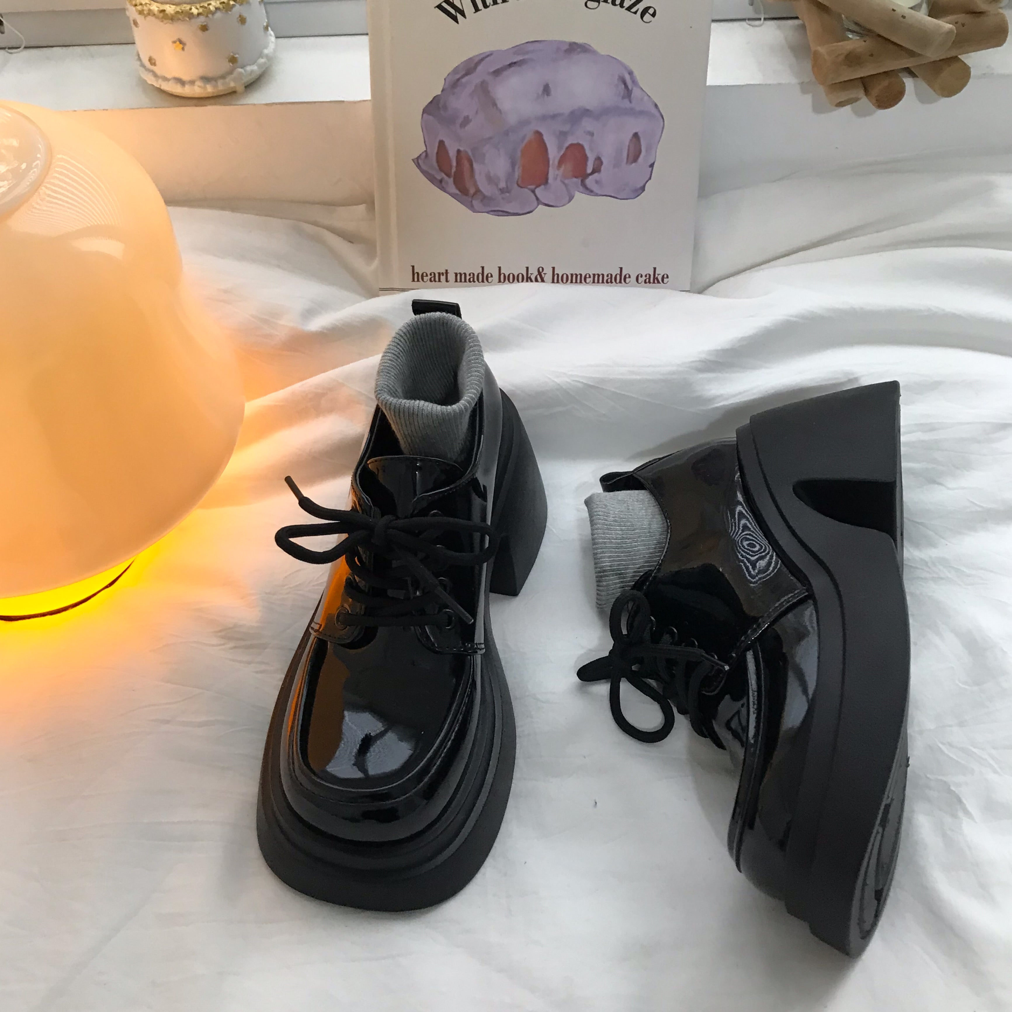 Scarpe da donna Valstrend con tacchi alti spessi, chiuse con lacci e pelle piccola, viste da lato su sfondo bianco.