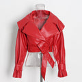 Cappotto in pelle sintetica da donna di moda Valstrend, stile motociclista, con zip e dettagli eleganti, indossato da donna.