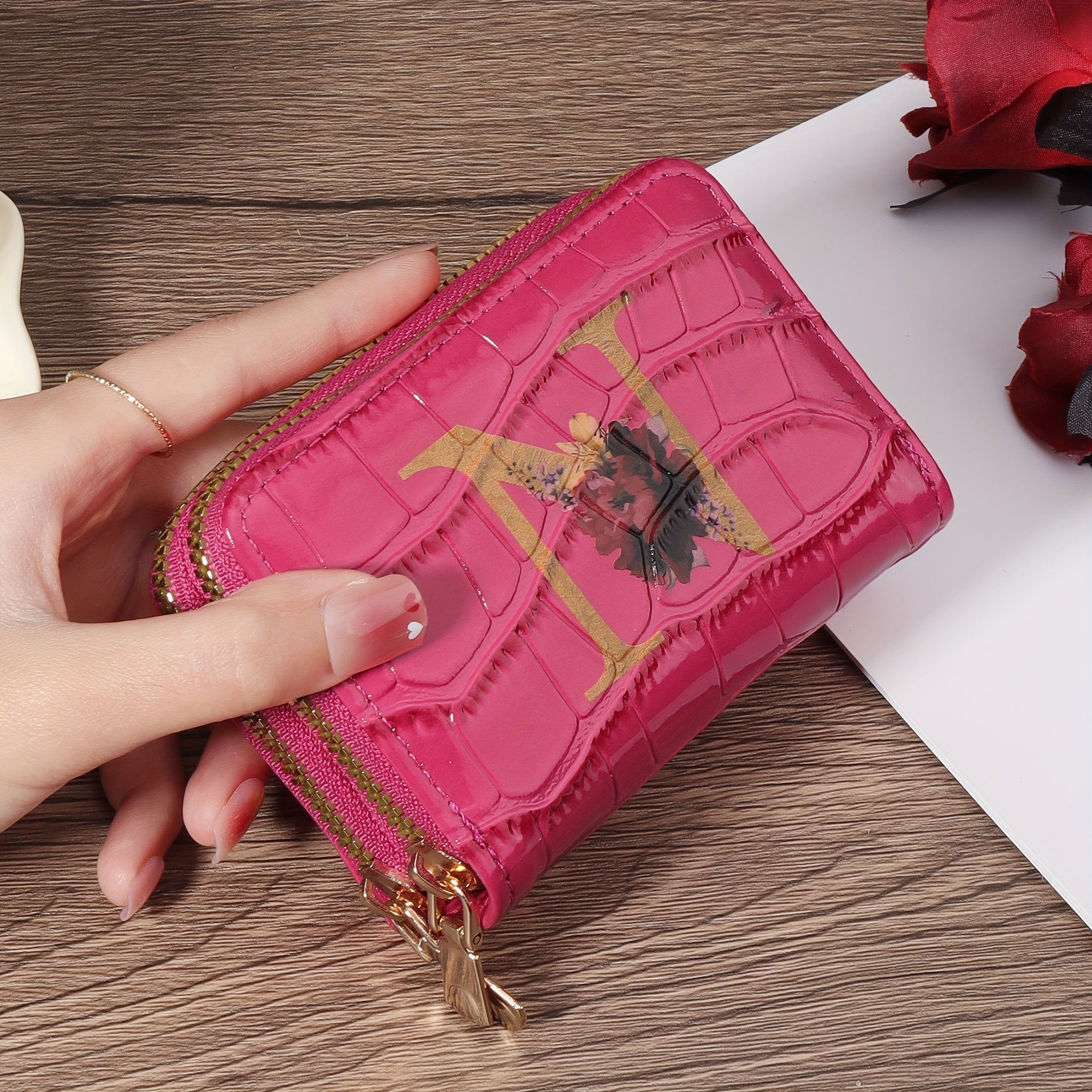 Portafoglio portamonete con fiorellini e lettere, custodia per carte di credito Valstrend, con zip e design compatto.