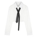 Gonna da college Valstrend con maglia a maniche lunghe, gonna aderente nera e camicia stile hot girl, stile elegante e casual