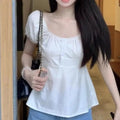 Camicia bianca donna con maniche a palloncino, top a manica corta Valstrend, dettagli eleganti e stile femminile.