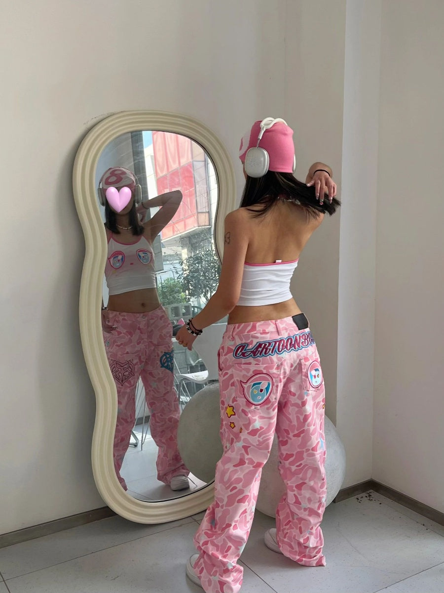 Jeans donna a zampa larga con stampa camouflage retrò di Valstrend, tessuto resistente, moda casual e stile vintage.