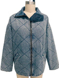 Giacca trapuntata con colletto a revers e doppia tasca, stile casual Valstrend, vestibilità ampia e comoda.