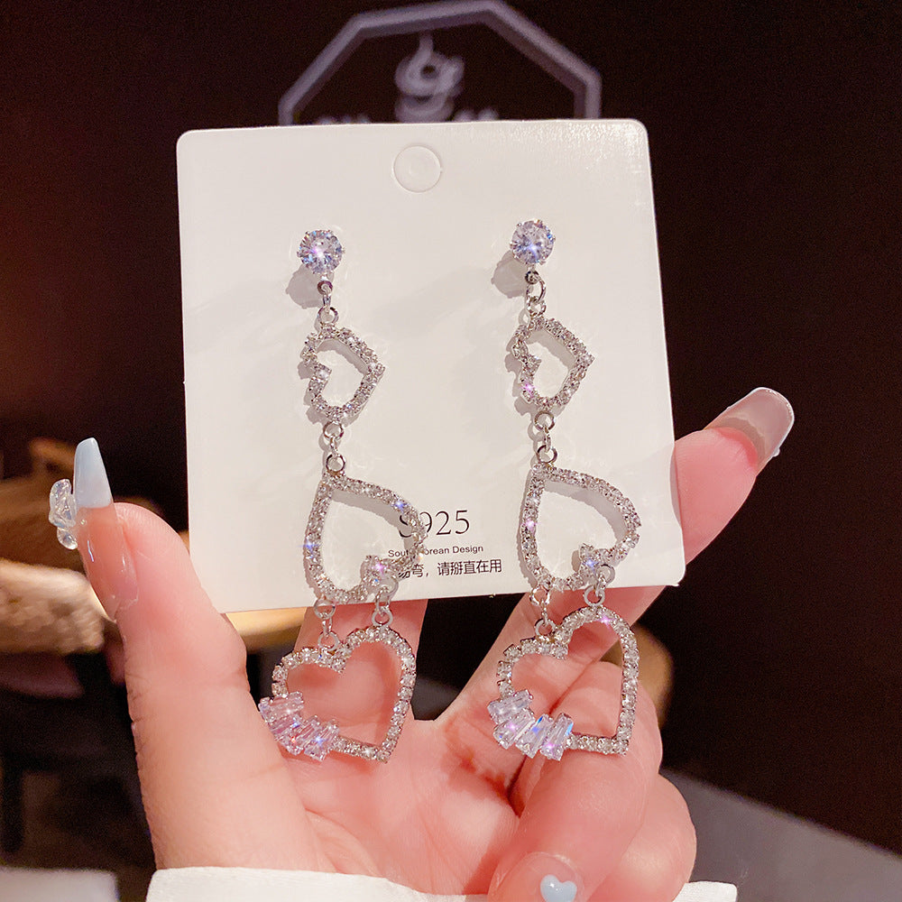 Orecchini pendenti in argento sterling con perle di lusso, stile elegante e raffinato, per un look sofisticato e femminile.