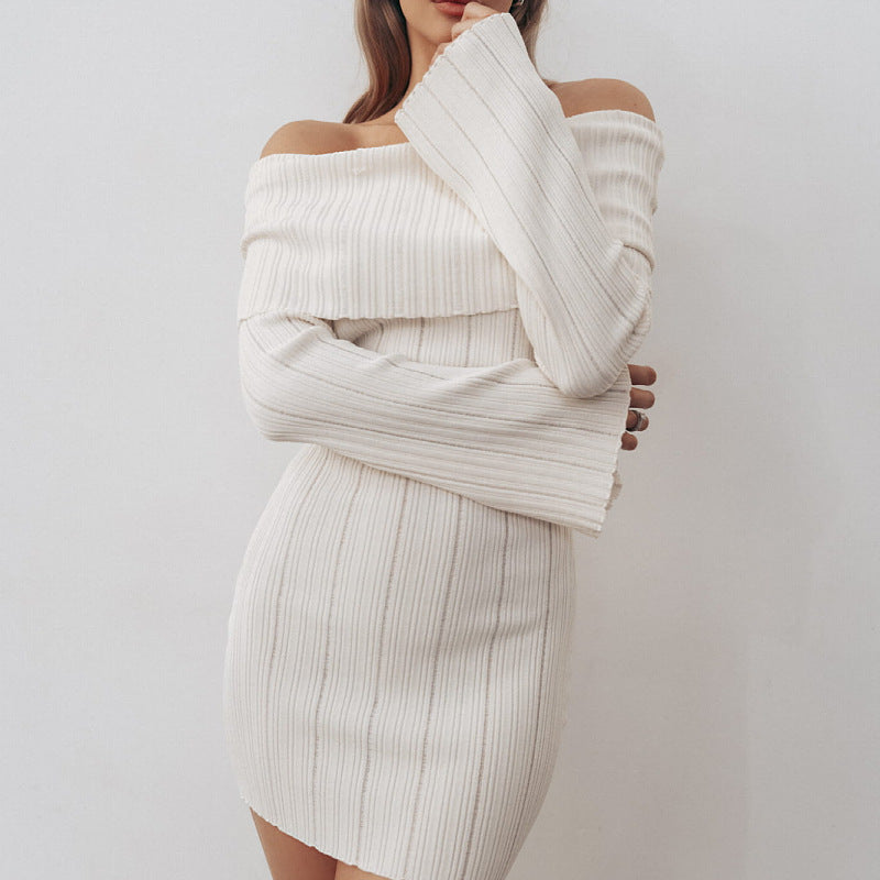 Vestito donna a maniche lunghe e senza spalline Valstrend, abbigliamento elegante e alla moda, indossato su una modella in un ambiente neutro.