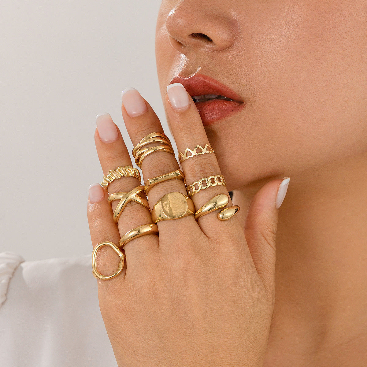Anello Valstrend Ins Style Twist Hollow Cross in lega punk, design a forma di croce vuota, adatto a tutti gli abbinamenti.