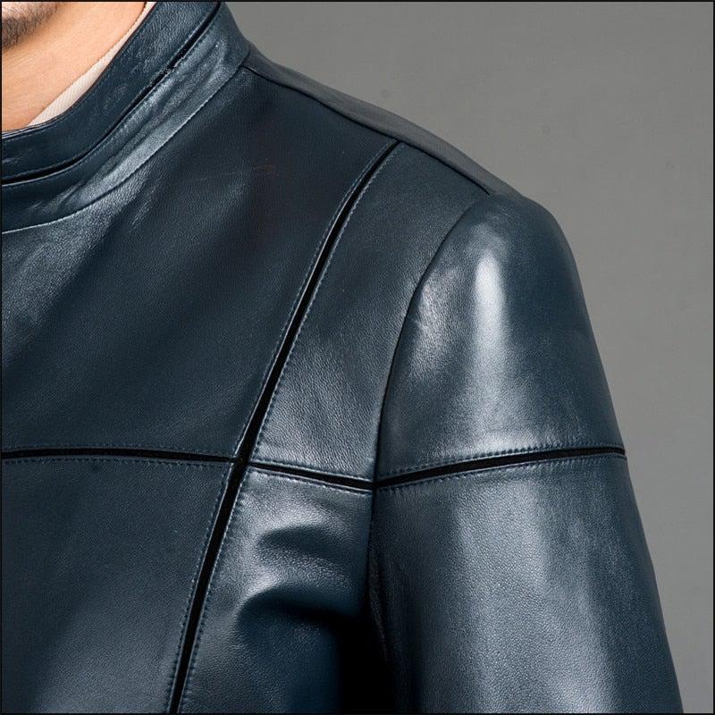 Cappotto da uomo in pelle di agnello Tywin di Inland Leather Co., giacca lunga in pelle nera con cappuccio e dettagli eleganti.
