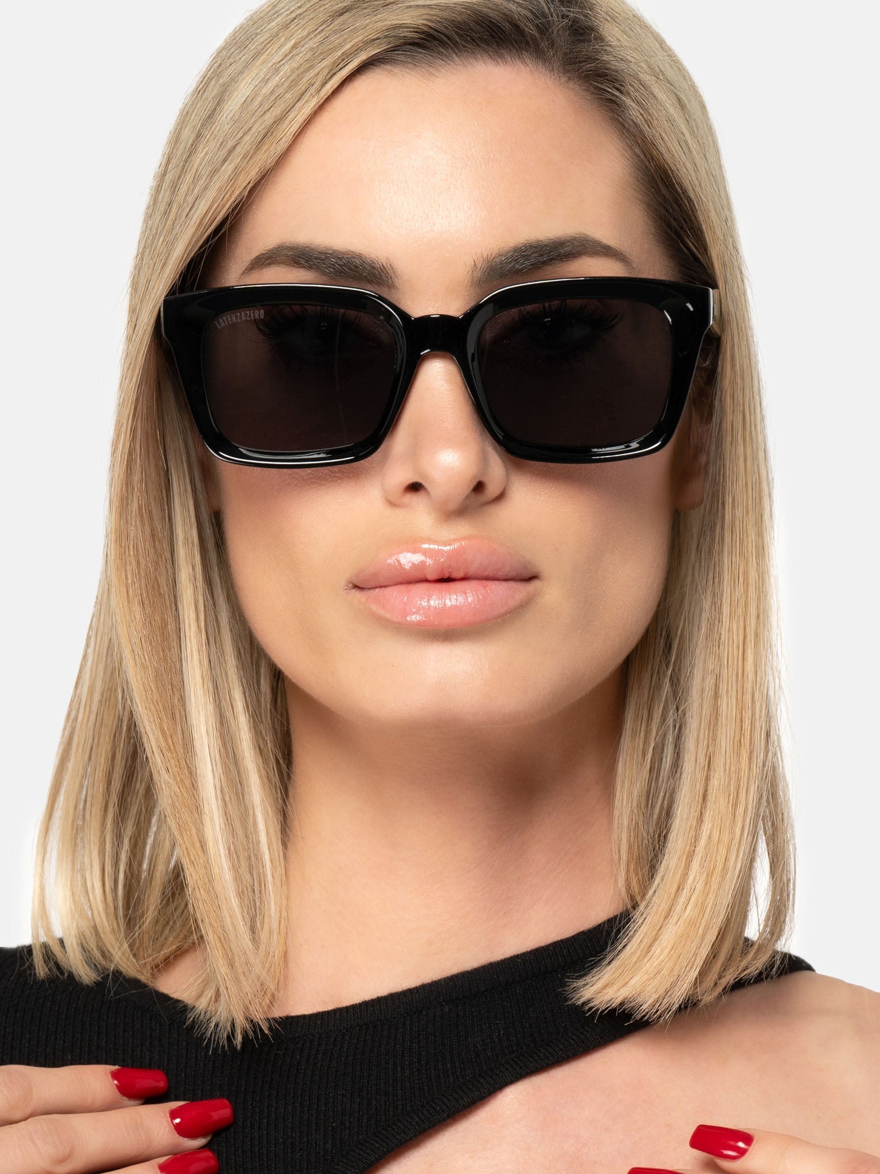 Occhiali da sole Latenzazero Resonance nero, modello Solstice, con montatura elegante e lenti scure, stile moderno e di tendenza.