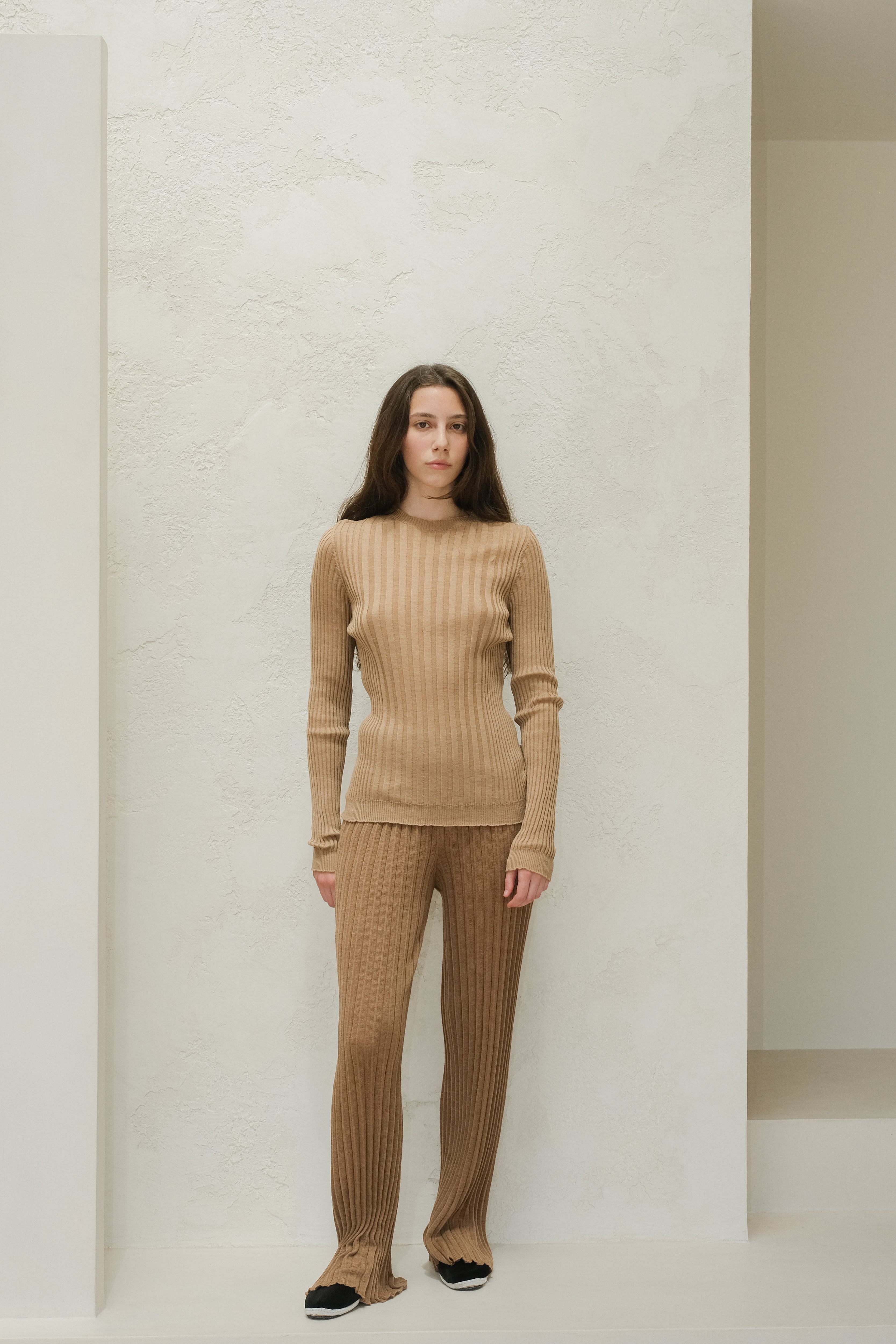 Maglione Lèmme in lana Merino extrafine a coste con collo rotondo, tessuto a maglia 3D, colore nero, stile elegante e caldo.