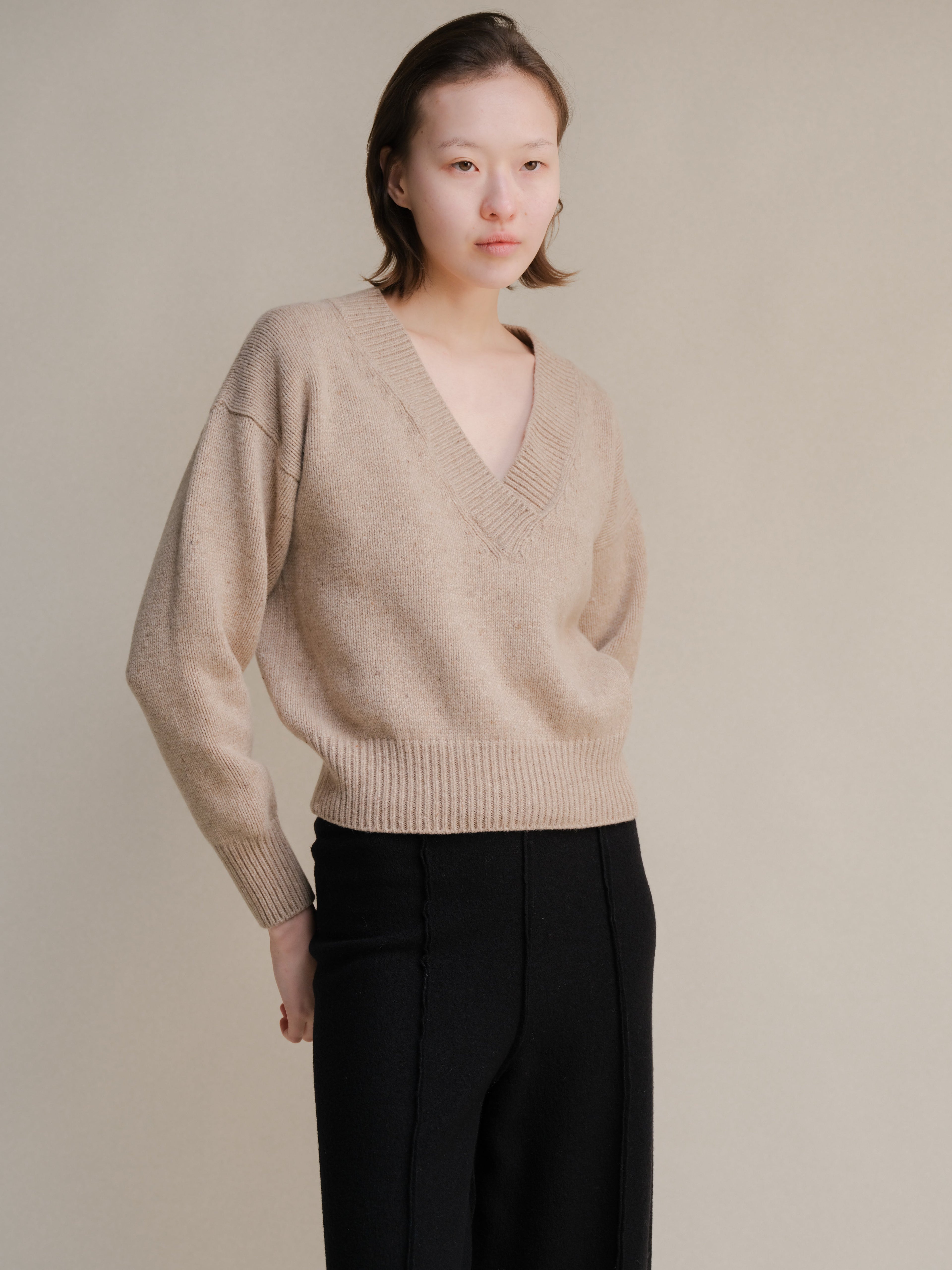 Maglione crop in tweed color caramello di Lèmme, maglia a doppio scollo a V, stile knitwear elegante e alla moda