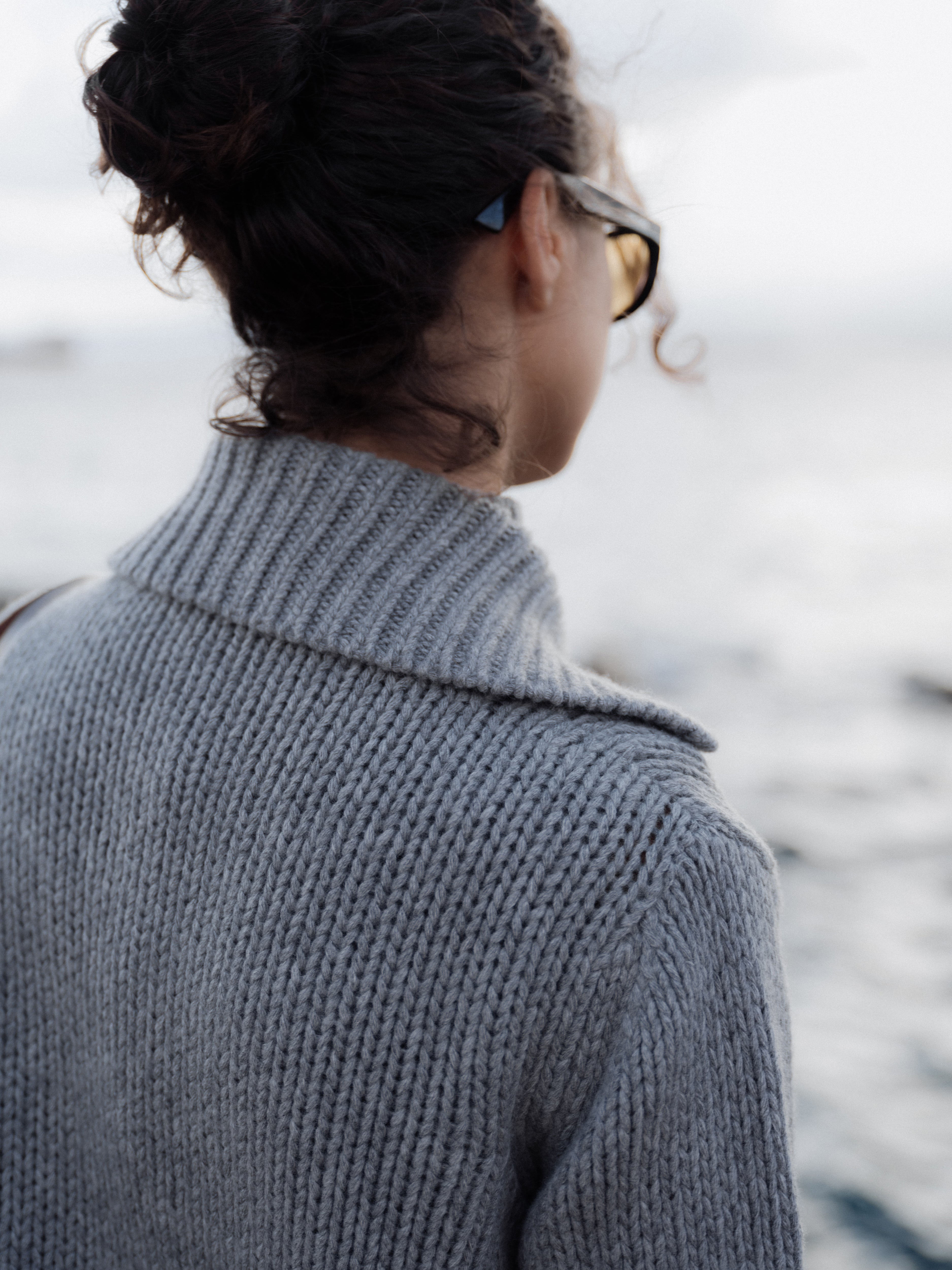 Cardigan chunky in misto cashmere Lèmme, colore grigio acciaio, con dettagli di maglieria spessa e comoda vestibilità.