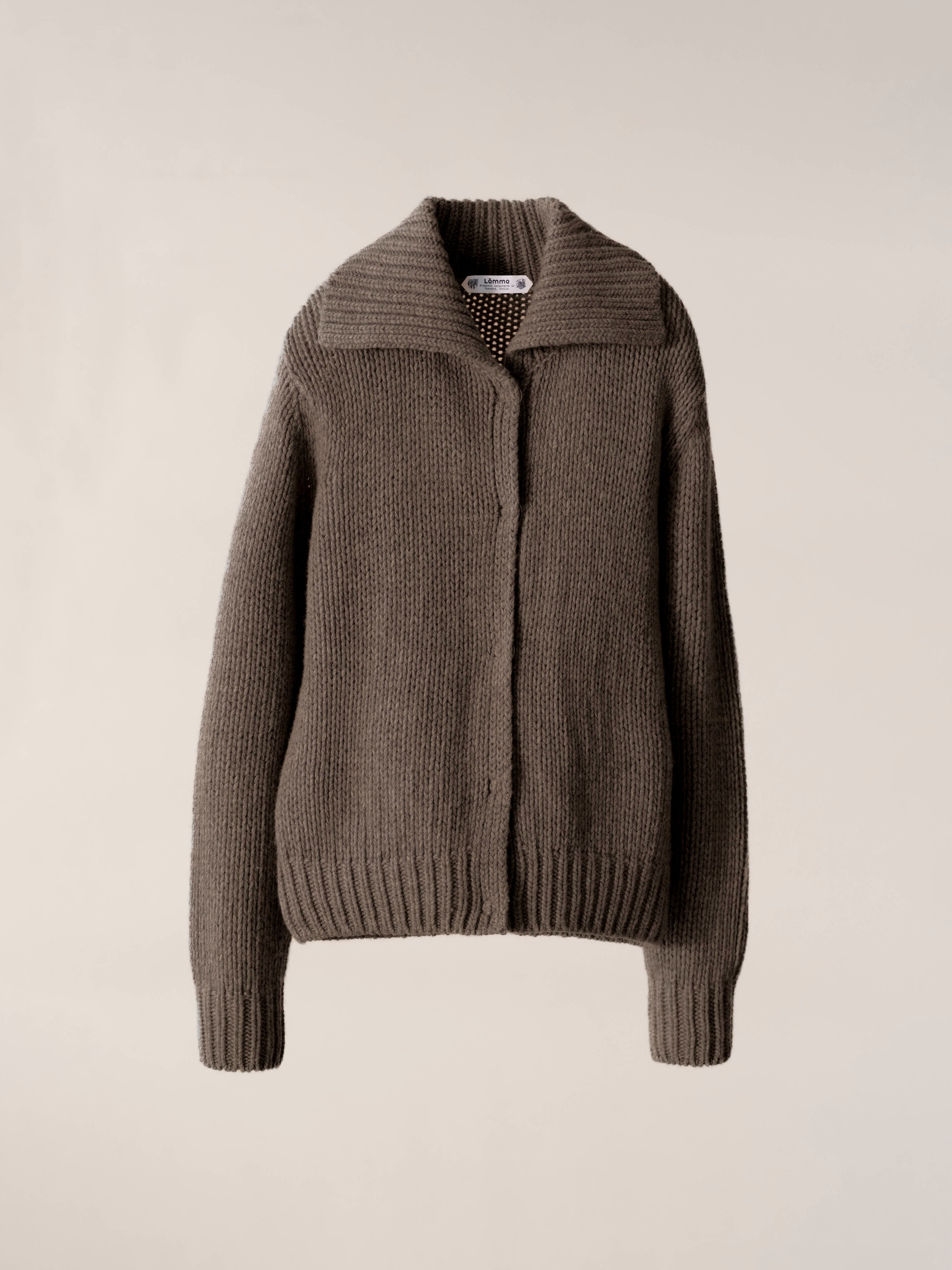 Cardigan chunky in misto cashmere e lana di colore grigio acciaio, marca Lèmme, maglieria morbida e avvolgente.