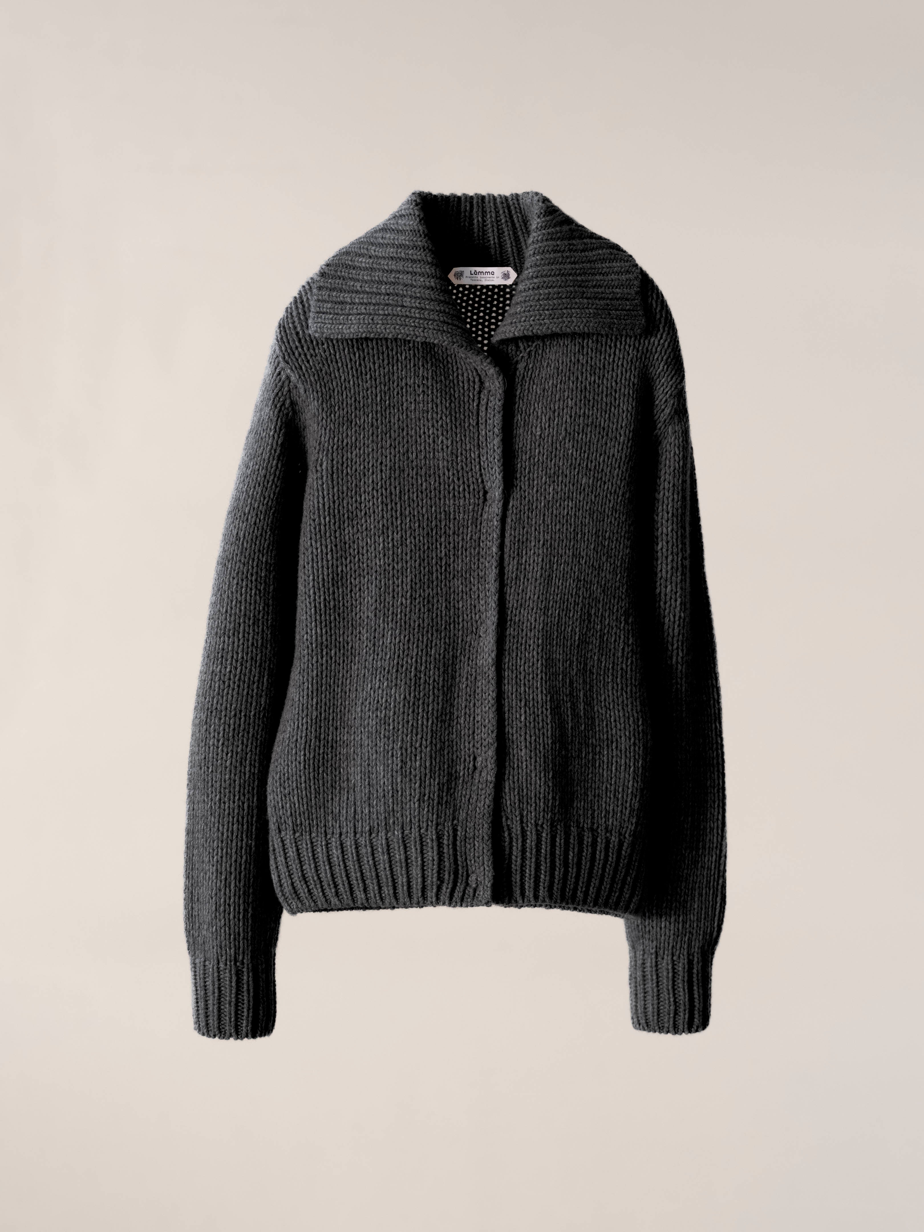 Cardigan chunky in misto cashmere e lana Lèmme, colore grigio acciaio, maglia morbida e calda, indossato su un modello.