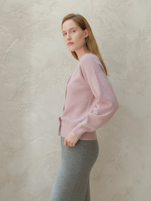 Cardigan in misto cashmere con motivo a coste, marca Lèmme, colore grigio acciaio, morbido e elegante, indossato come capospalla.
