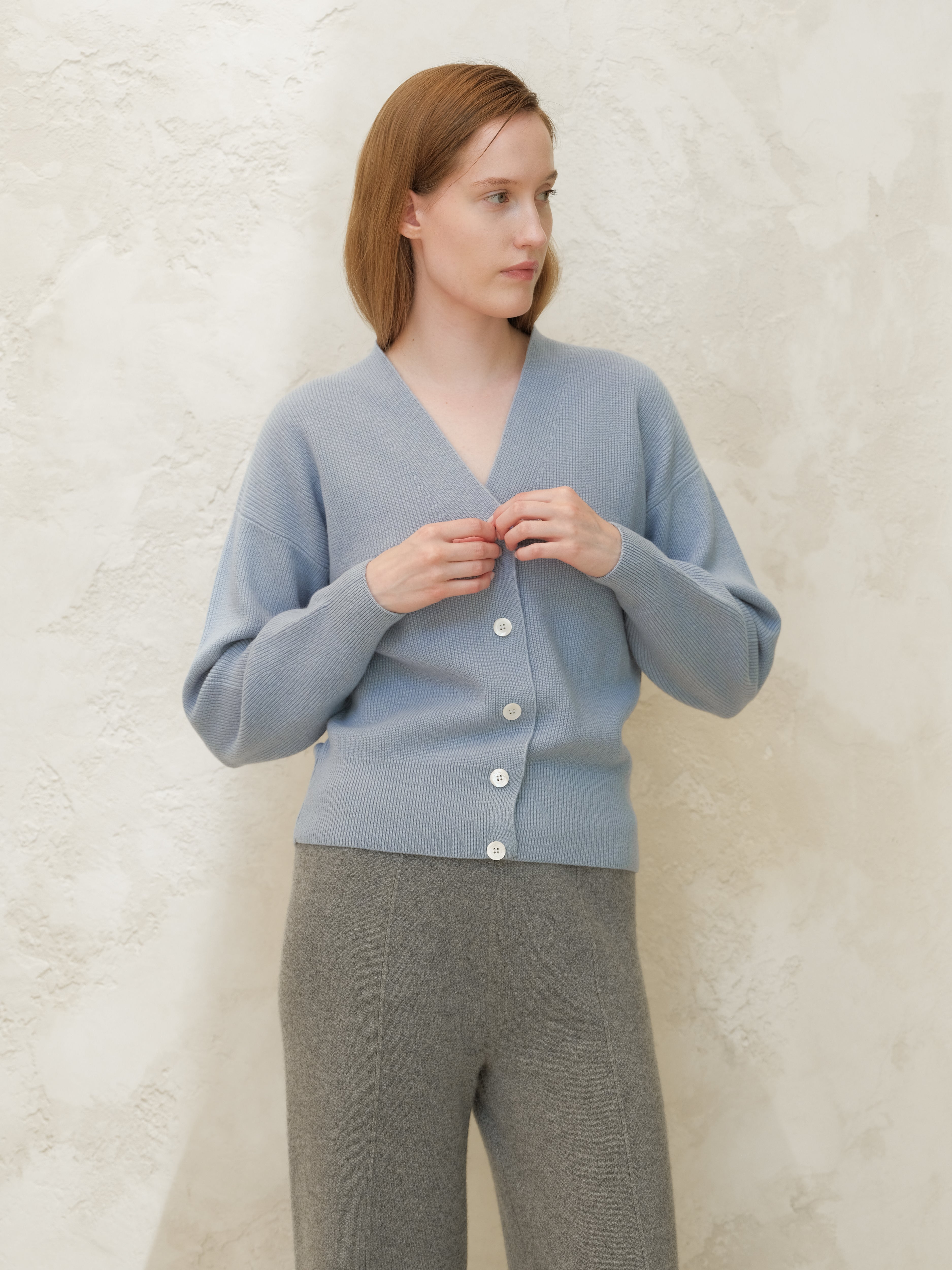 Cardigan in misto cachemire a coste di colore grigio acciaio, prodotto di maglieria di marca Lèmme.