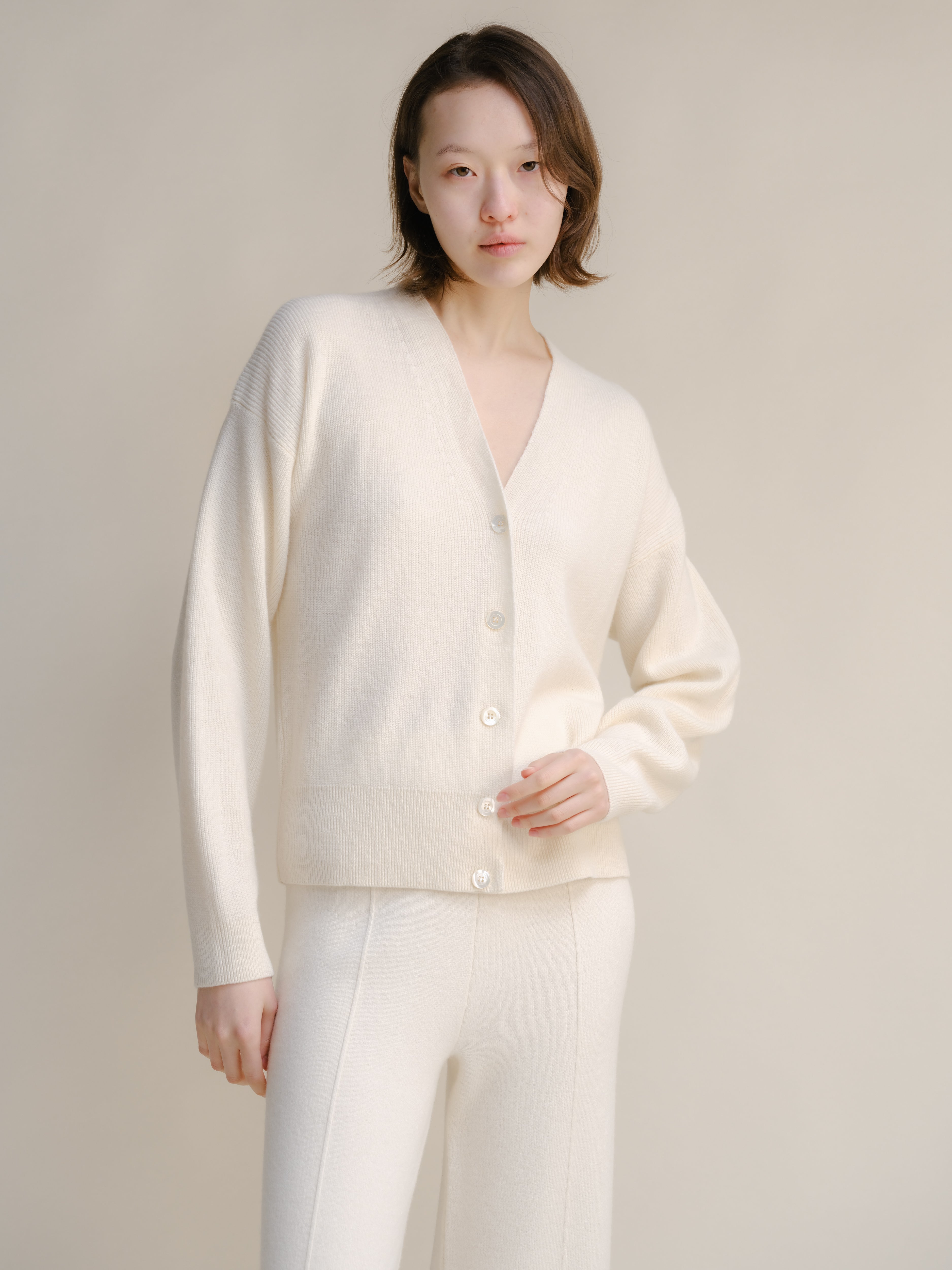 Cardigan in misto cashmere a coste di colore grigio acciaio, brand Lèmme, capospalla caldo e morbido in maglieria.