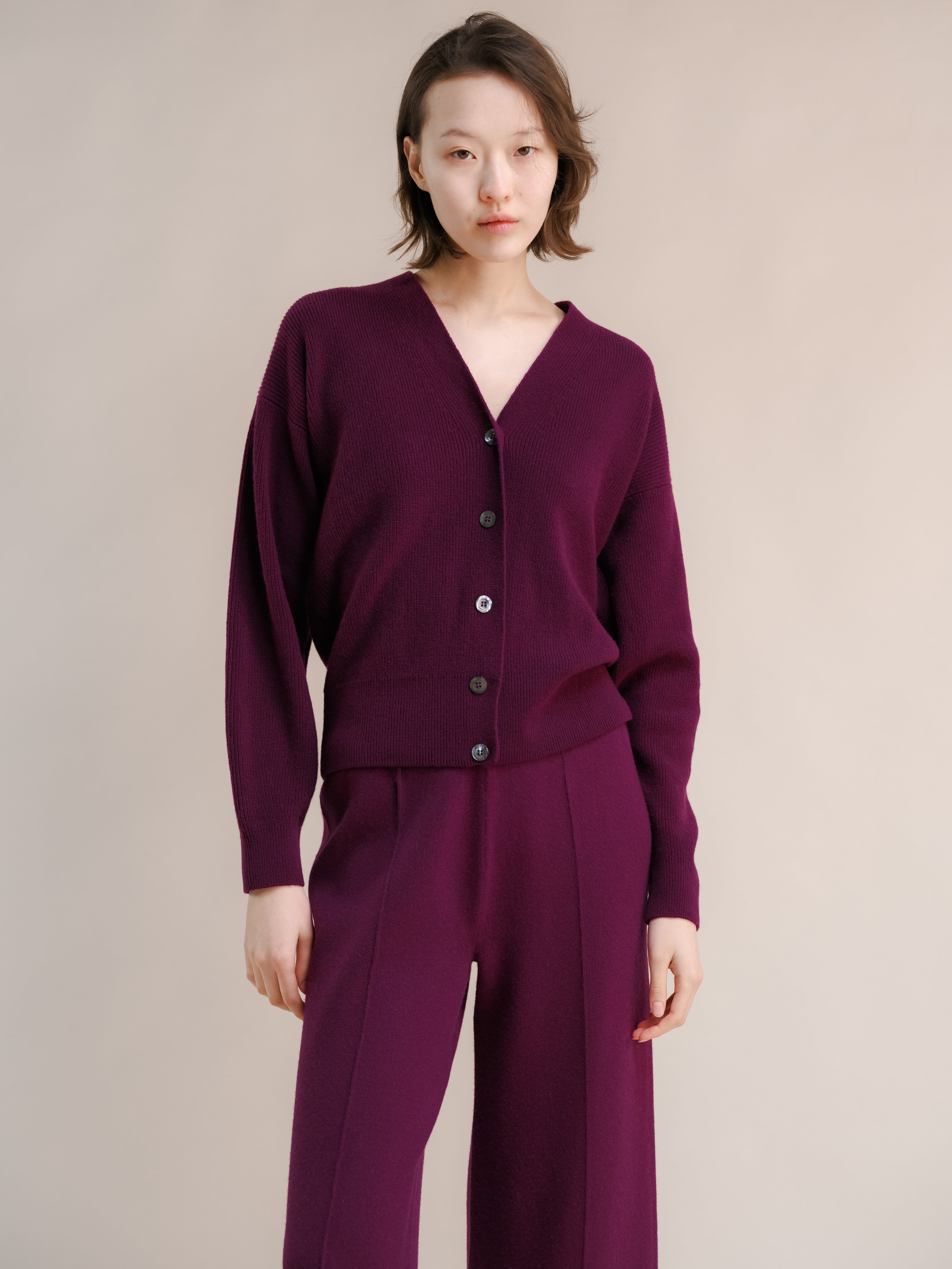 Cardigan in maglia misto cachemire a coste di colore grigio acciaio, marca Lèmme, stile caldo e morbido.