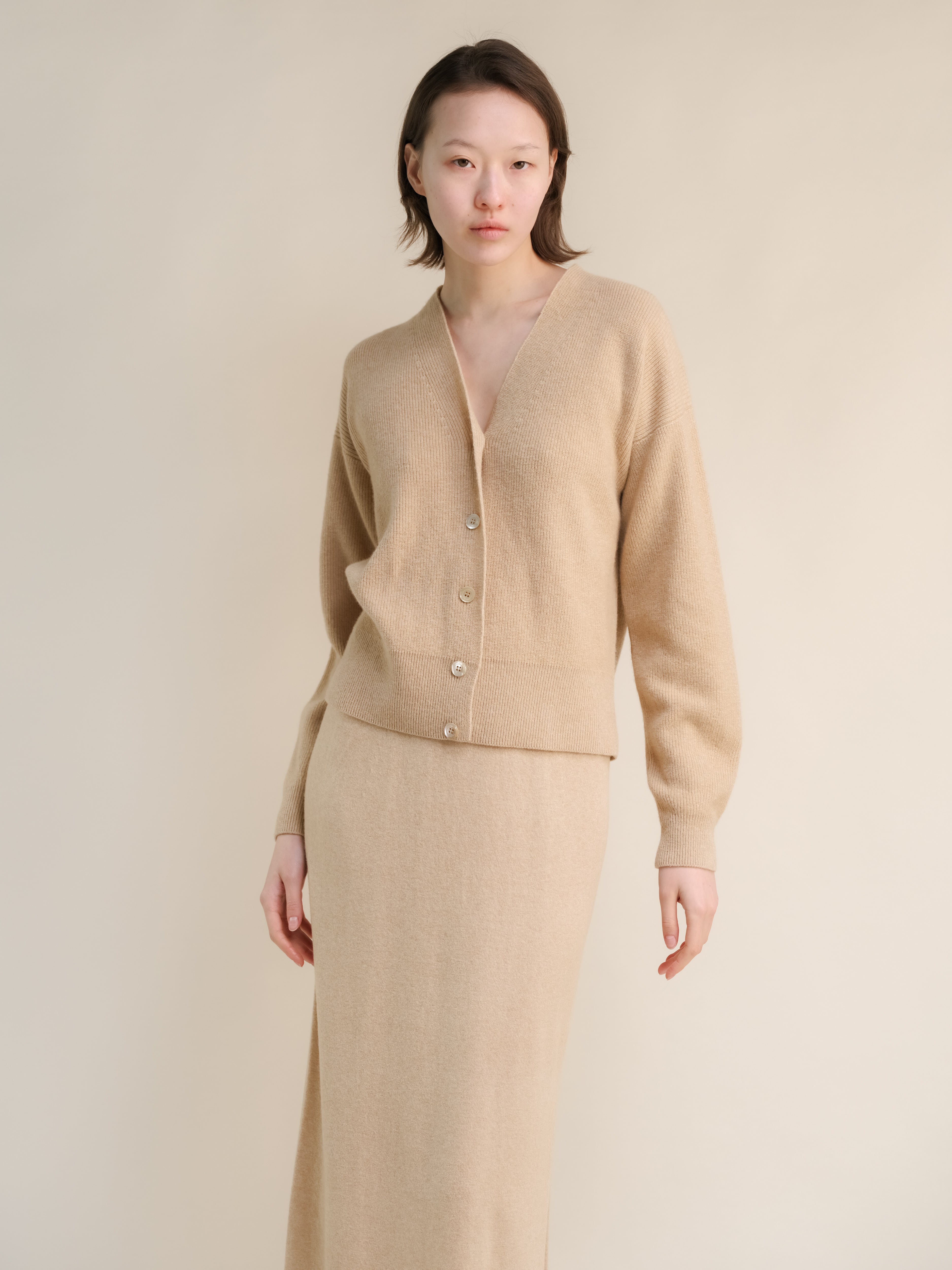 Cardigan in misto cashmere e lana, stile a costine, colore grigio acciaio, marca Lèmme, abbigliamento in maglieria.