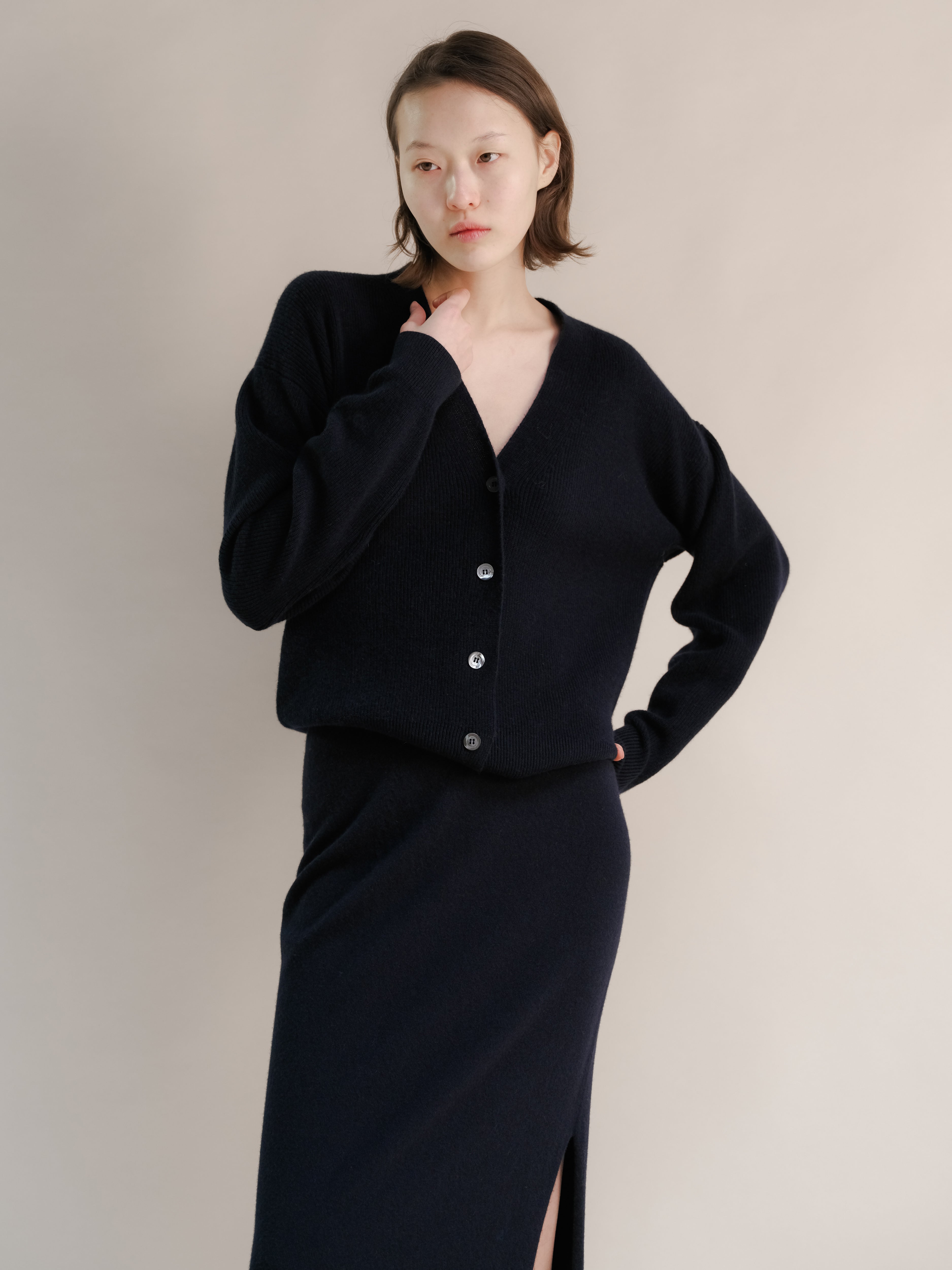 Cardigan in maglia misto cashmere e lana, stile a costine, colore grigio acciaio, marca Lèmme, indossato in primo piano.