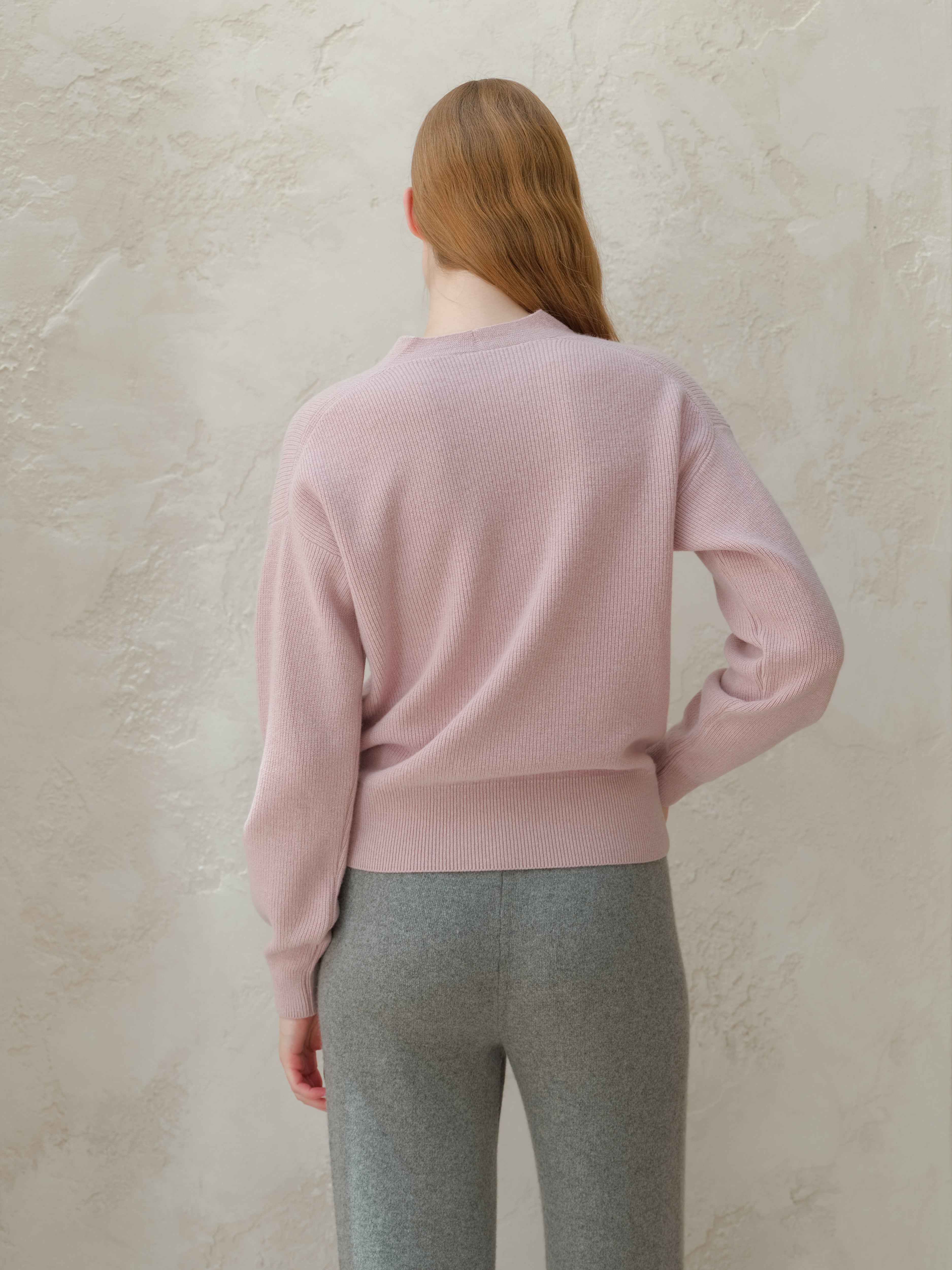 Cardigan in misto cashmere e filo di lana di Lèmme, stile a coste color grigio acciaio, indossato con maniche lunghe e scollo rotondo