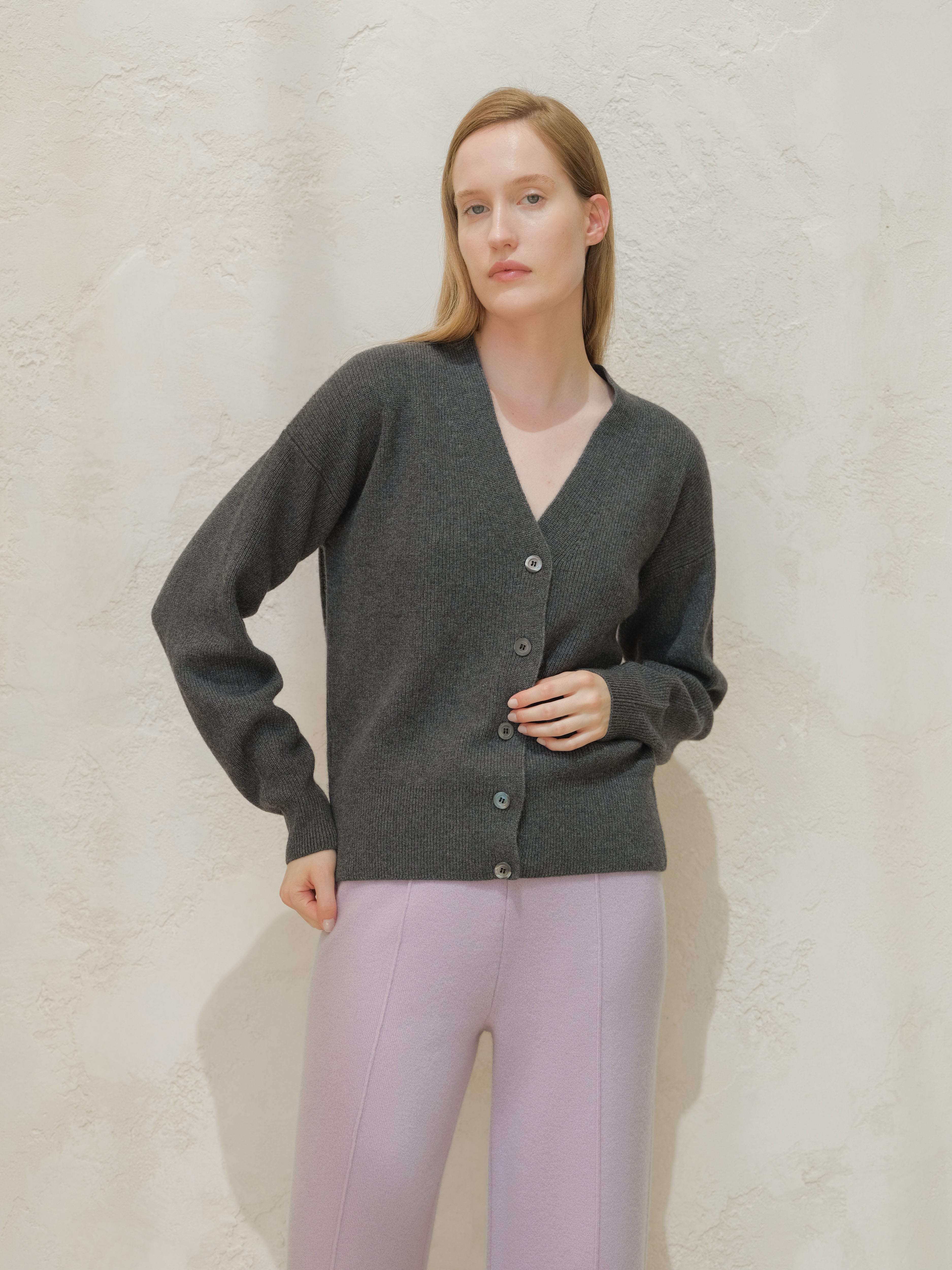 Cardigan in misto cashmere e cotone, a coste, di marca Lèmme, in colore grigio acciaio, con morbida texture a maglia.