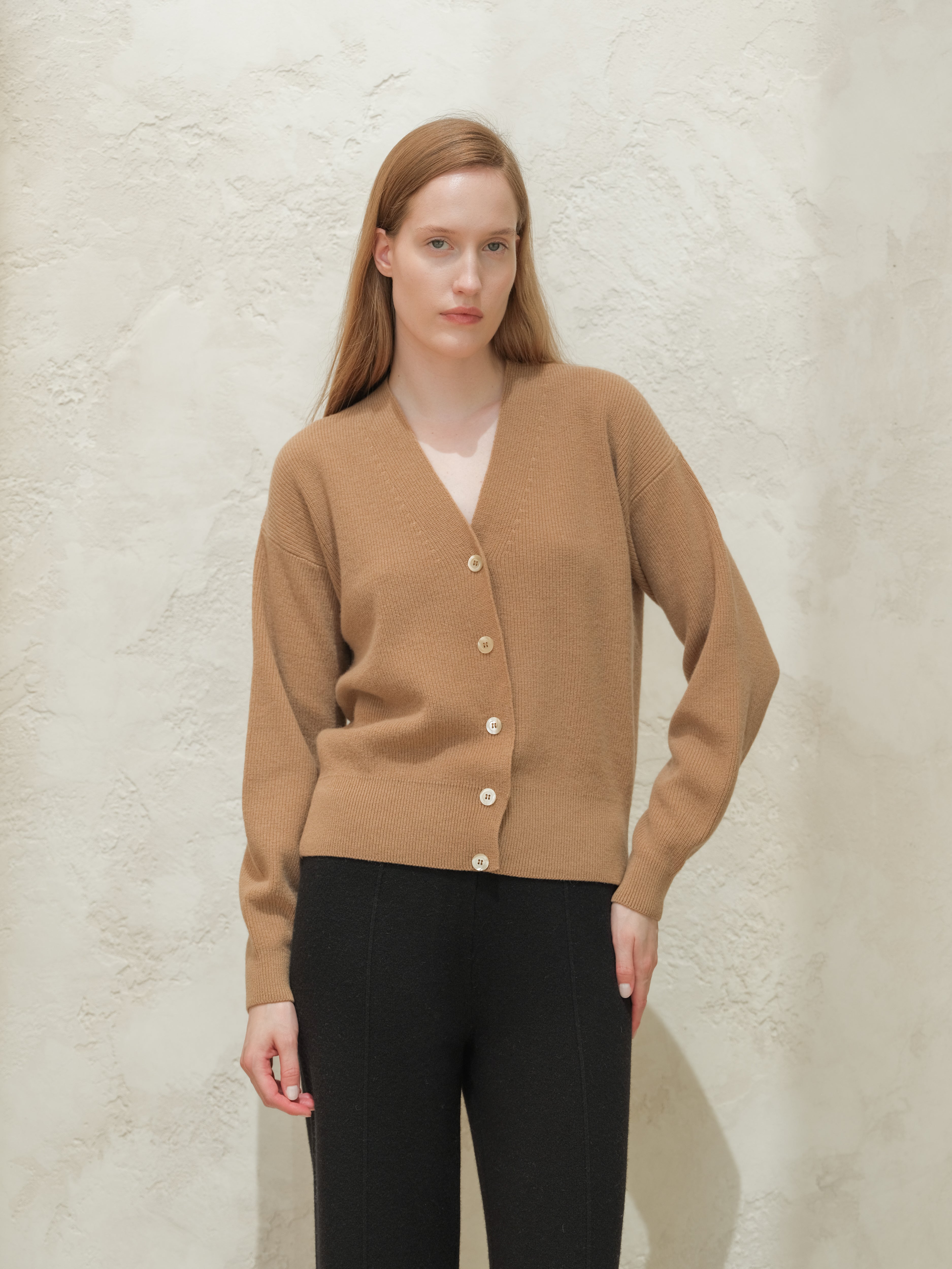Cardigan in misto cashmere e lana con motivo a costine, marca Lèmme, colore grigio acciaio, morbido e elegante.