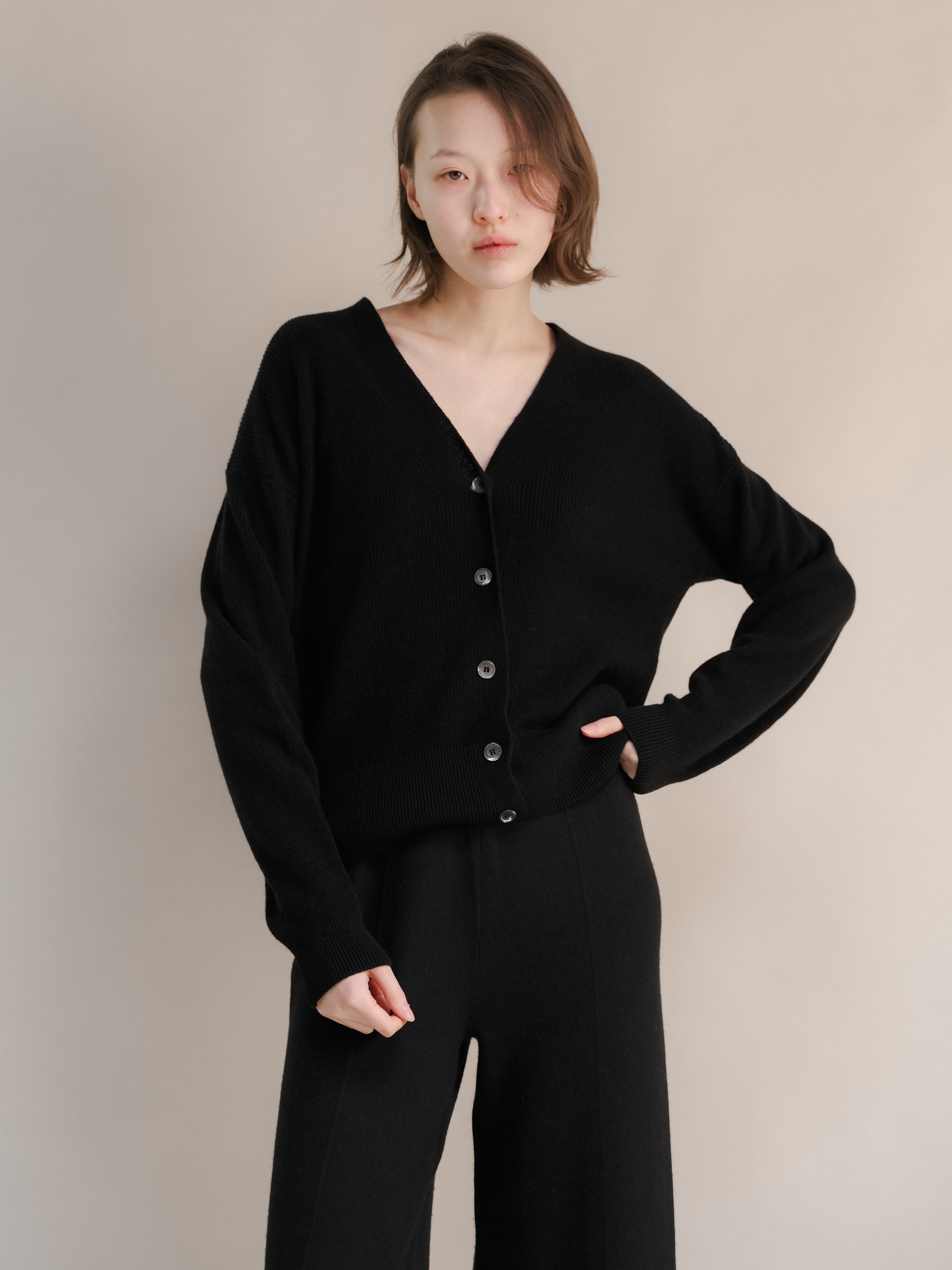 Cardigan in misto cashmere a coste di Lèmme, maglieria grigia in stile casual e caldo, morbido e avvolgente.