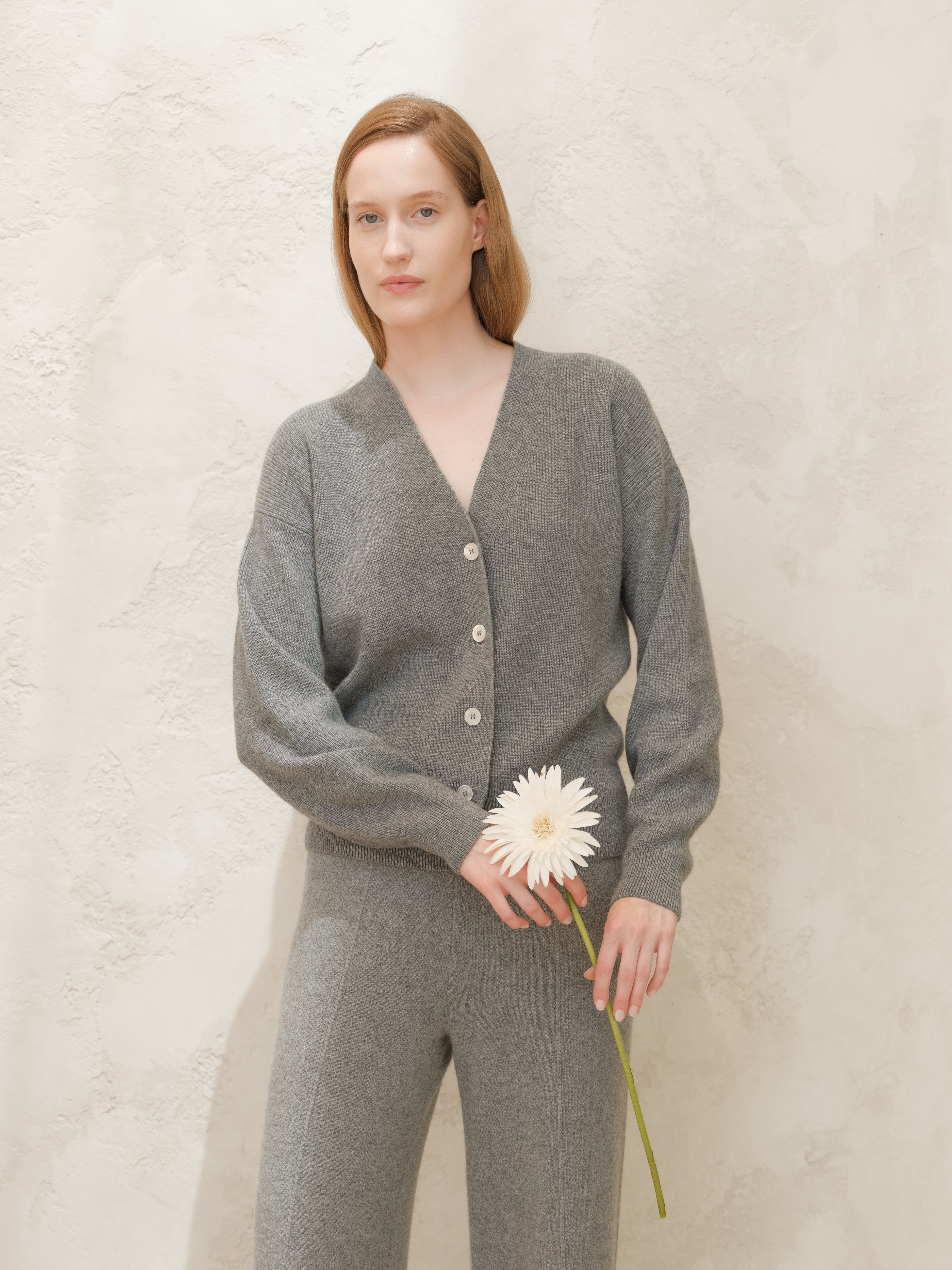 Cardigan in maglia misto cashmere a costine di Lèmme, colore grigio acciaio, maniche lunghe e tessuto morbido e caldo.