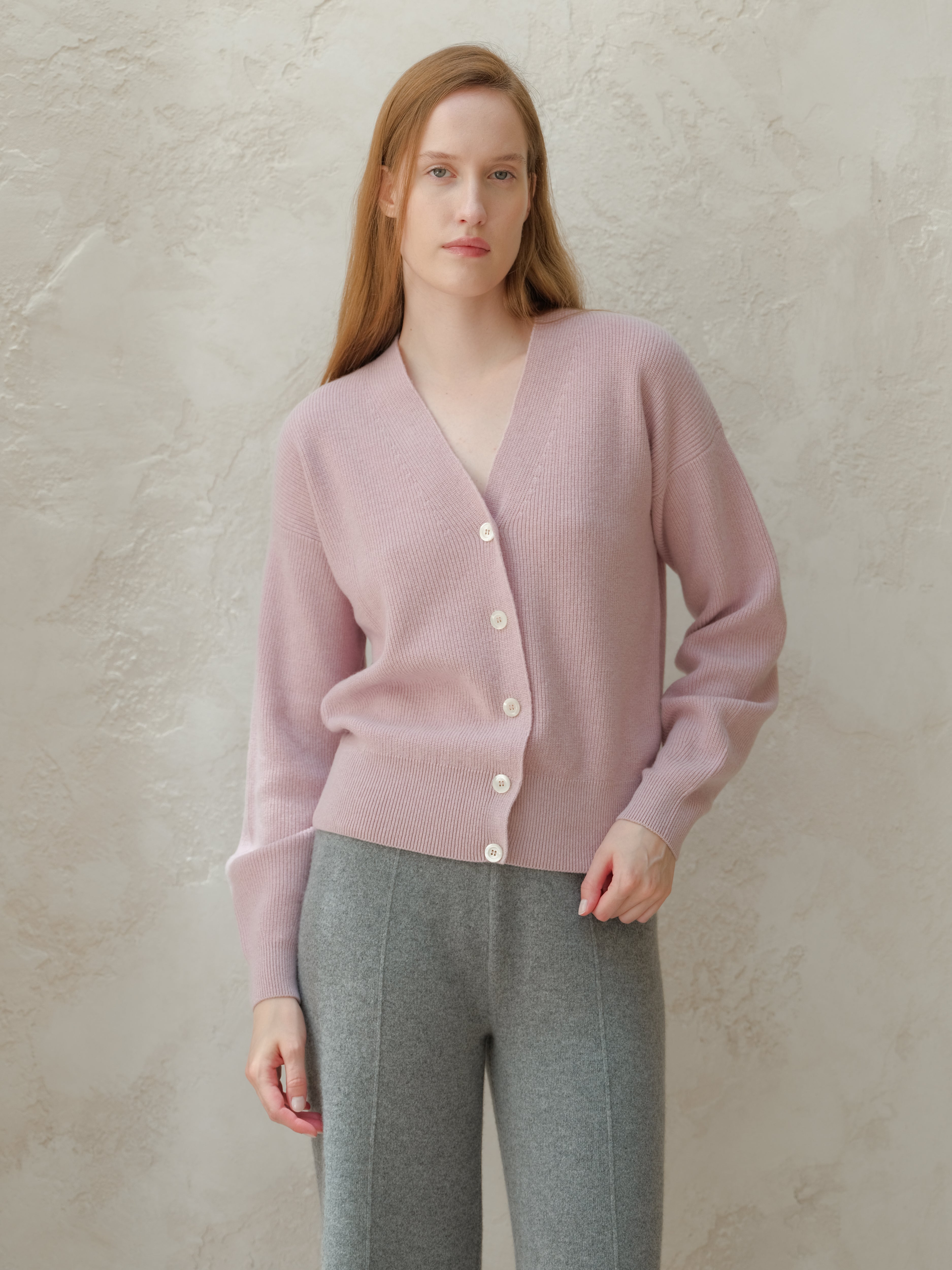 Cardigan in maglia misto cashmere con lavorazione a coste grigia, marca Lèmme, abbigliamento donna elegante e caldo.