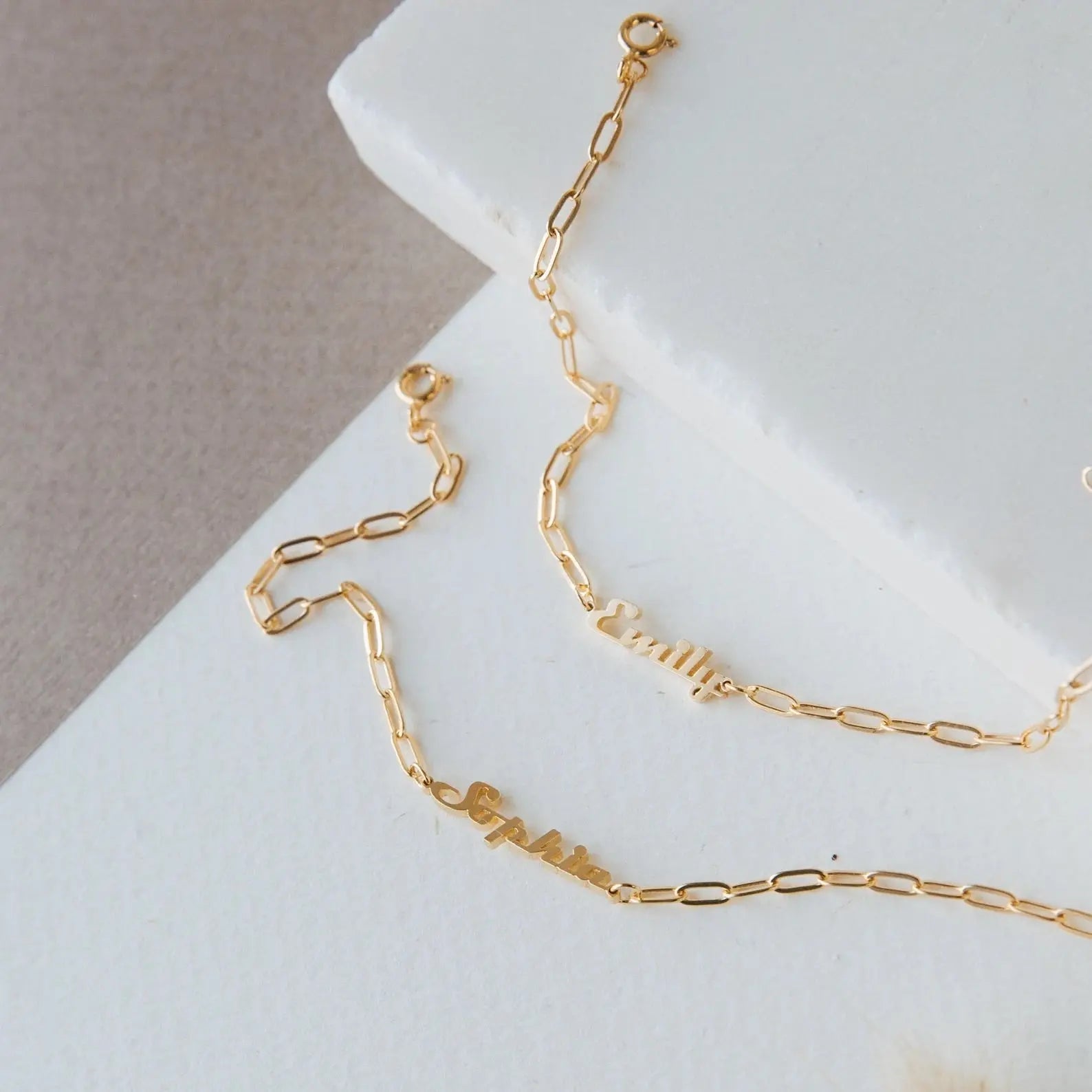 Bracciale Maiden-Art con nome personalizzato in oro, elegante braccialetto con incisione del nome su design raffinato.