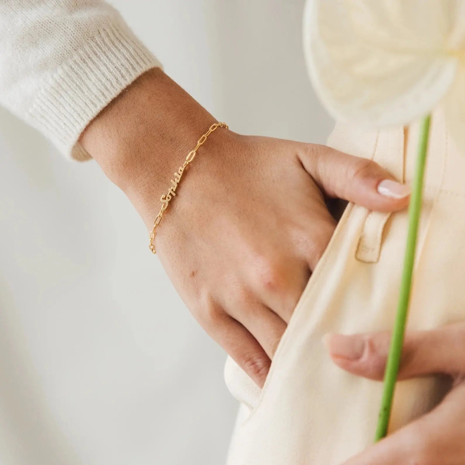 Bracciale Maiden-Art in oro con nome personalizzato, braccialetto elegante con incisione del nome su catena dorata.