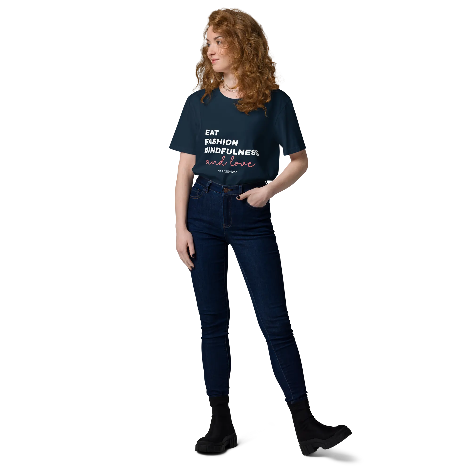 Maglietta unisex Maiden-Art in cotone organico nero con scritte "Eat, Fashion, Mindfulness and Love", fronte visibile, morbida e confortevole.