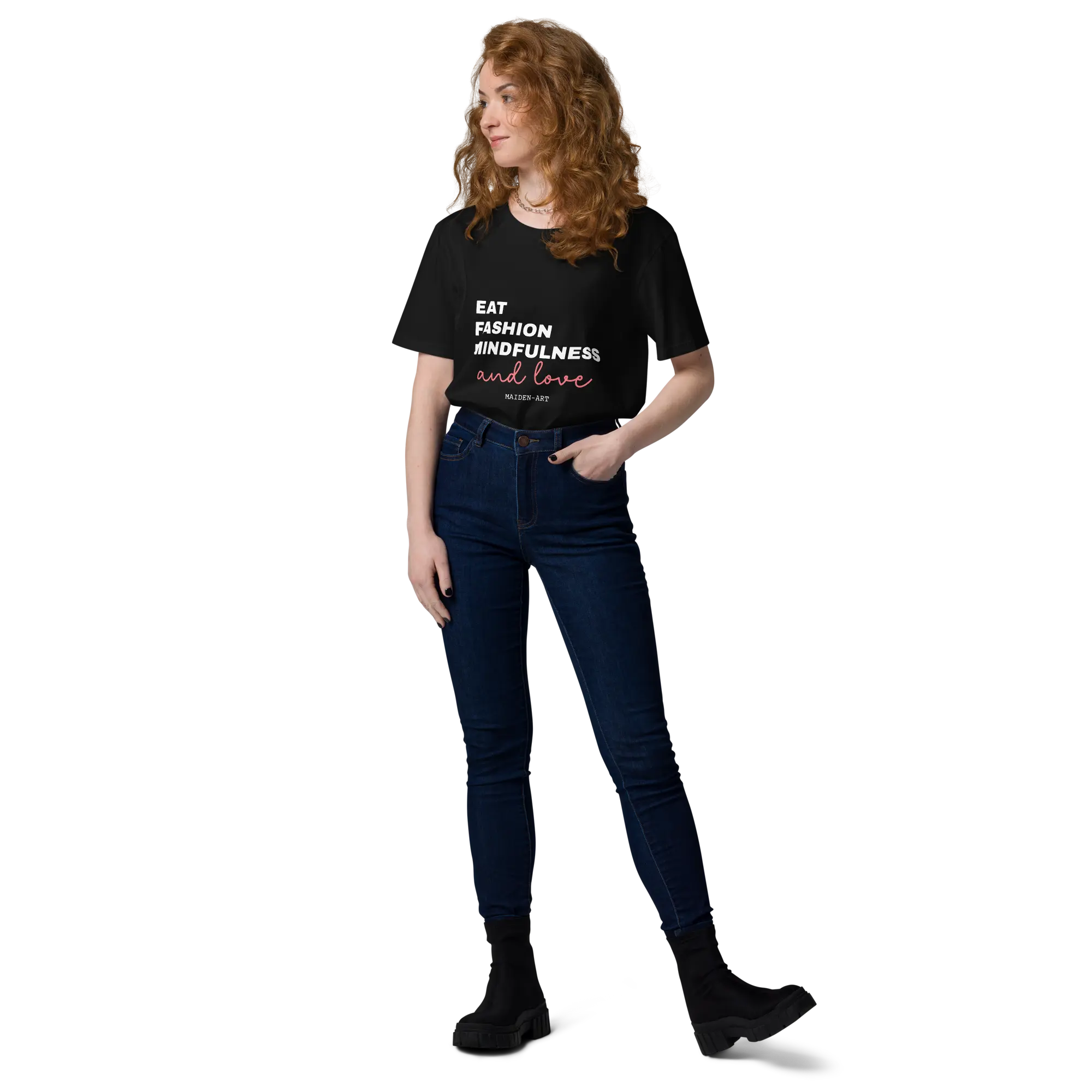 Maglietta unisex Maiden-Art in cotone biologico nera con scritta "Eat, Fashion, Mindfulness and Love" visibile davanti.