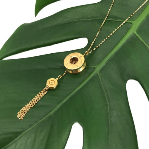 Collana con pendenti a nappe a forma di proiettile di Sajishop, argento lucido e dettagli decorativi, elegante e alla moda.