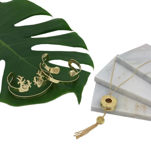 Collana Bullet Tassel Sajishop con pendenti a nappe e dettaglio a pallottola, stile boho e contemporaneo.
