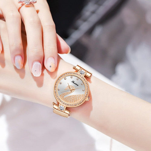 Orologio da donna Sajishop in rosa e bianco, parte di un elegante set regalo di cinque pezzi, con cinturino in pelle e dettagli raffinati.