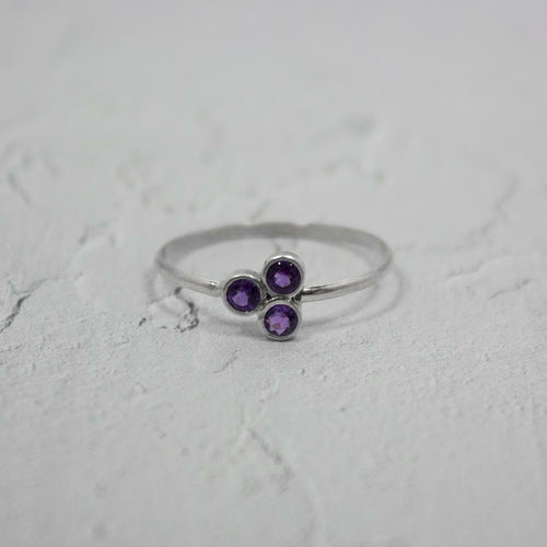 Anello in argento sterling con cluster di ametista, Sajishop, mostra il design elegante e i dettagli delle pietre preziose.