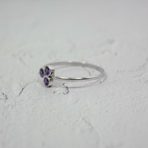 Anello Sajishop con cluster di ametista in argento sterling, con pietre viola lucenti e dettagli eleganti.
