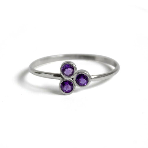 Anello in argento sterling con cluster di ametista, design elegante e raffinato, gioiello Sajishop con pietre viola lucenti.