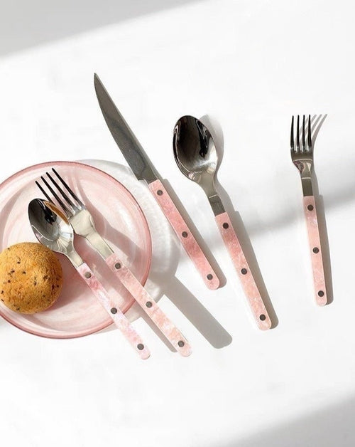 Set di 10 posate moderne e eleganti di Sajishop, con finiture rosa satinata, perfette per una tavola raffinata.