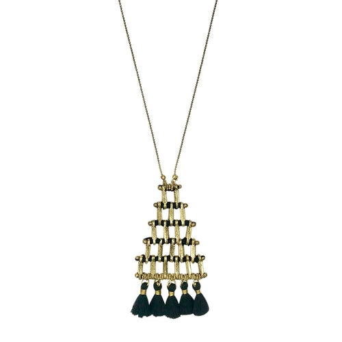 Collana a piramide Kai di Sajishop con pendente in stile geometrico, argento sterling, su sfondo neutro.