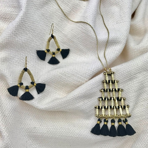 Collana a piramide Kai di Sajishop con pendente geometrico in metallo, stile elegante e moderno.