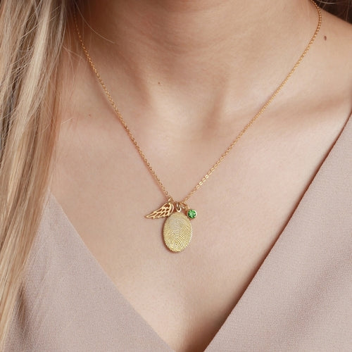 Collana con impronta digitale e pietra di nascita di Sajishop, in oro rosa, dettaglio laterale del gioiello personalizzato.