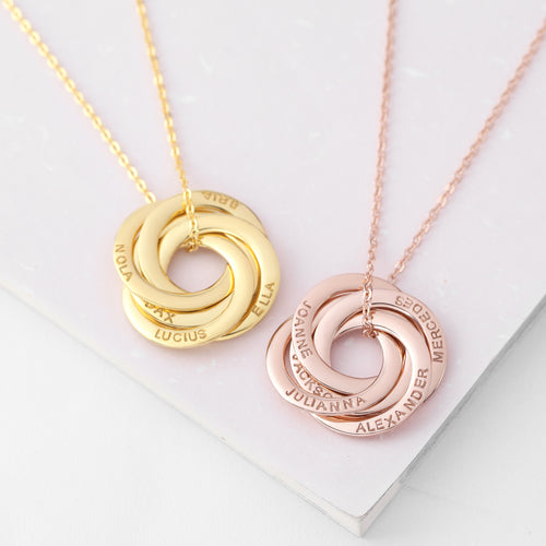 Collana personalizzata con nome per bambini, in oro rosa placcato, con due anelli, perfetta come regalo per nonna o famiglia.