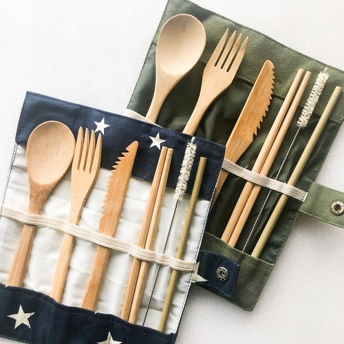 Set di posate in bambù Sajishop, ricaricabile e lavabile, con cotone organico, ideale per zero waste e uso sostenibile.