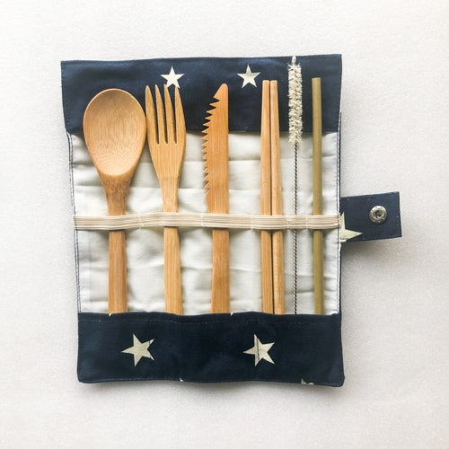 Set di posate in bambù Sajishop, riutilizzabile, zero waste, lavabile, con cucchiaio, forchetta e coltello in cotone organico verde militare.