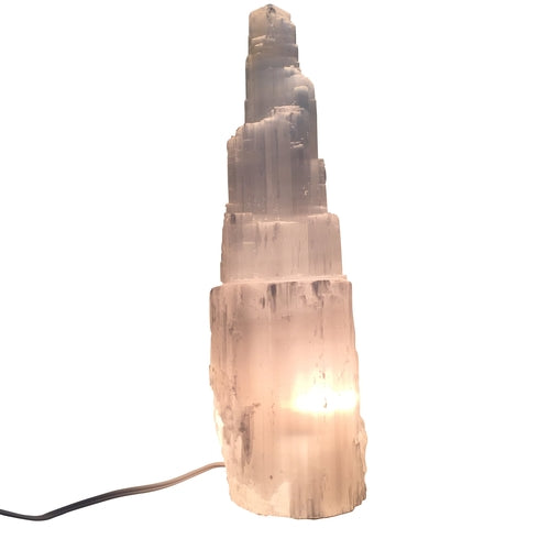 Lampada torre in cristallo di selenite Sajishop, design elegante a forma di grattacielo con luce calda e trasparente.