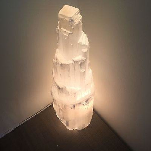 Lampada a cristallo di selenite a forma di grattacielo di Sajishop, illuminazione decorativa in cristallo naturale