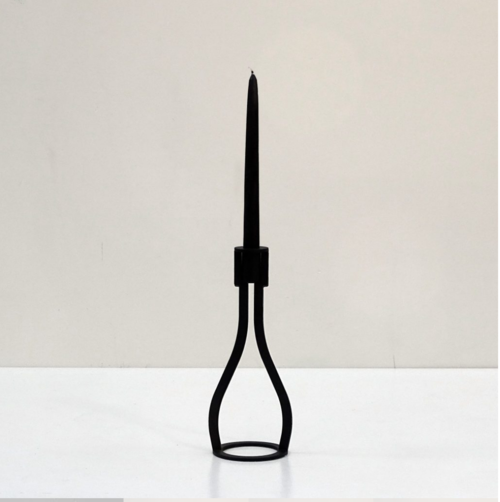 Candelabro The Bottle di Sajishop in vetro trasparente con forma di bottiglia, ideale per decorazioni eleganti e atmosfera calda.